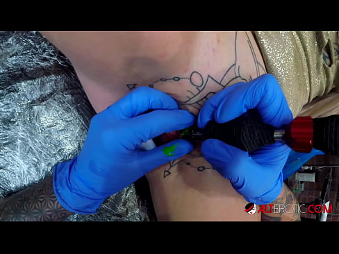 ❤️ Extrem tattooed Hottie Sully Savage krut en Tattoo op hirem Klitoris ❤❌ Häre Porno op lb.sexvideosex.top ☑